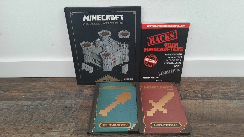 4 Verschillende Mojang Minecraft boeken, Combat, Contructie, Ophalen of Verzenden, Gelezen, Overige onderwerpen