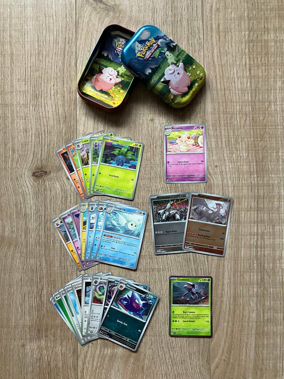 Clefairy & Chikorita mini tin + 25 Pokémon kaarten, Ophalen of Verzenden, Nieuw, Meerdere kaarten, Foil