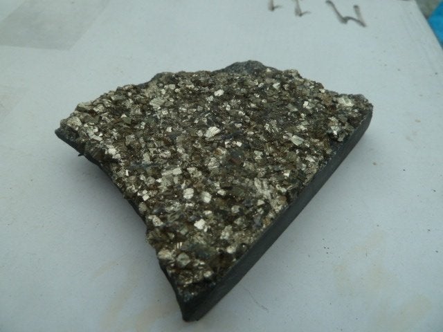 Shungiet met pyriet (01), Verzamelen, Mineralen en Fossielen, Ophalen of Verzenden, Mineraal