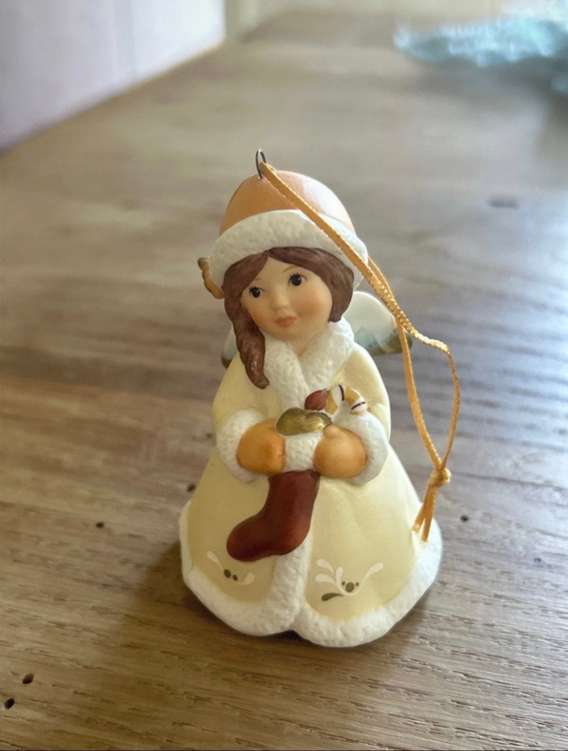 Goebel beige kerstboom hanger belletje.  8,5 cm hoog, Ophalen of Verzenden, Gebruikt, Hummel