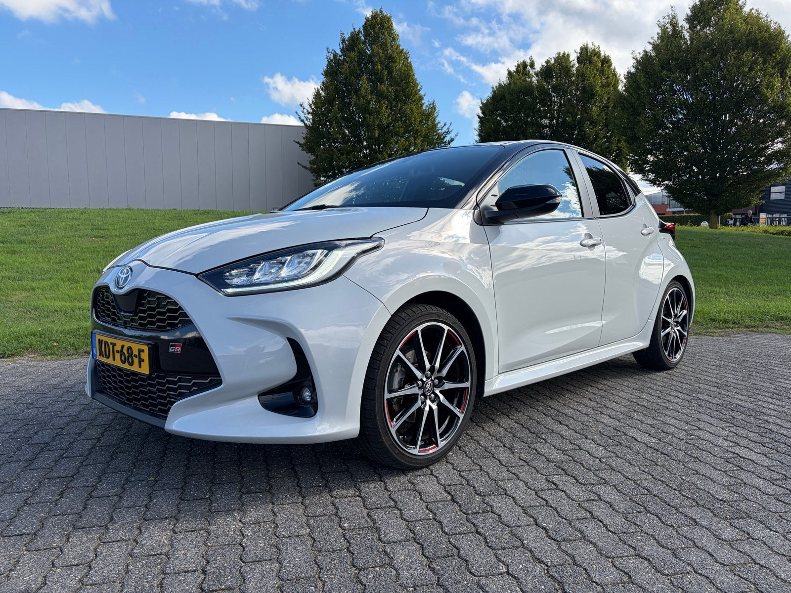 Toyota Yaris 1.5 Hybrid GR Sport | JBL | Camera | Keyless, 450 kg, Zwart, 23 km/l, 1490 cc