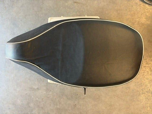 Vespa Sprint zadel zwart met witte bies Nieuwstaat, Ophalen of Verzenden, Zo goed als nieuw, Zadel, Vespa