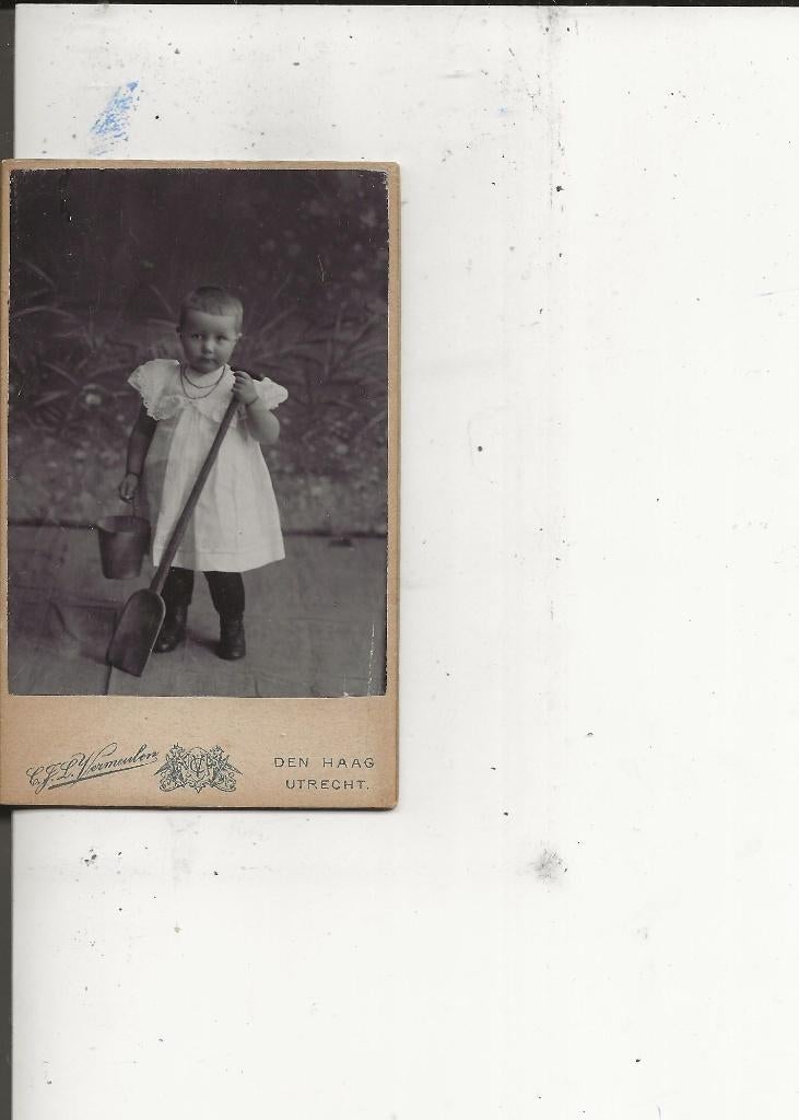 CdV Meisje met emmertje en schop  Vermeulen, Ophalen of Verzenden, Voor 1920, Ongelopen, Zuid-Holland