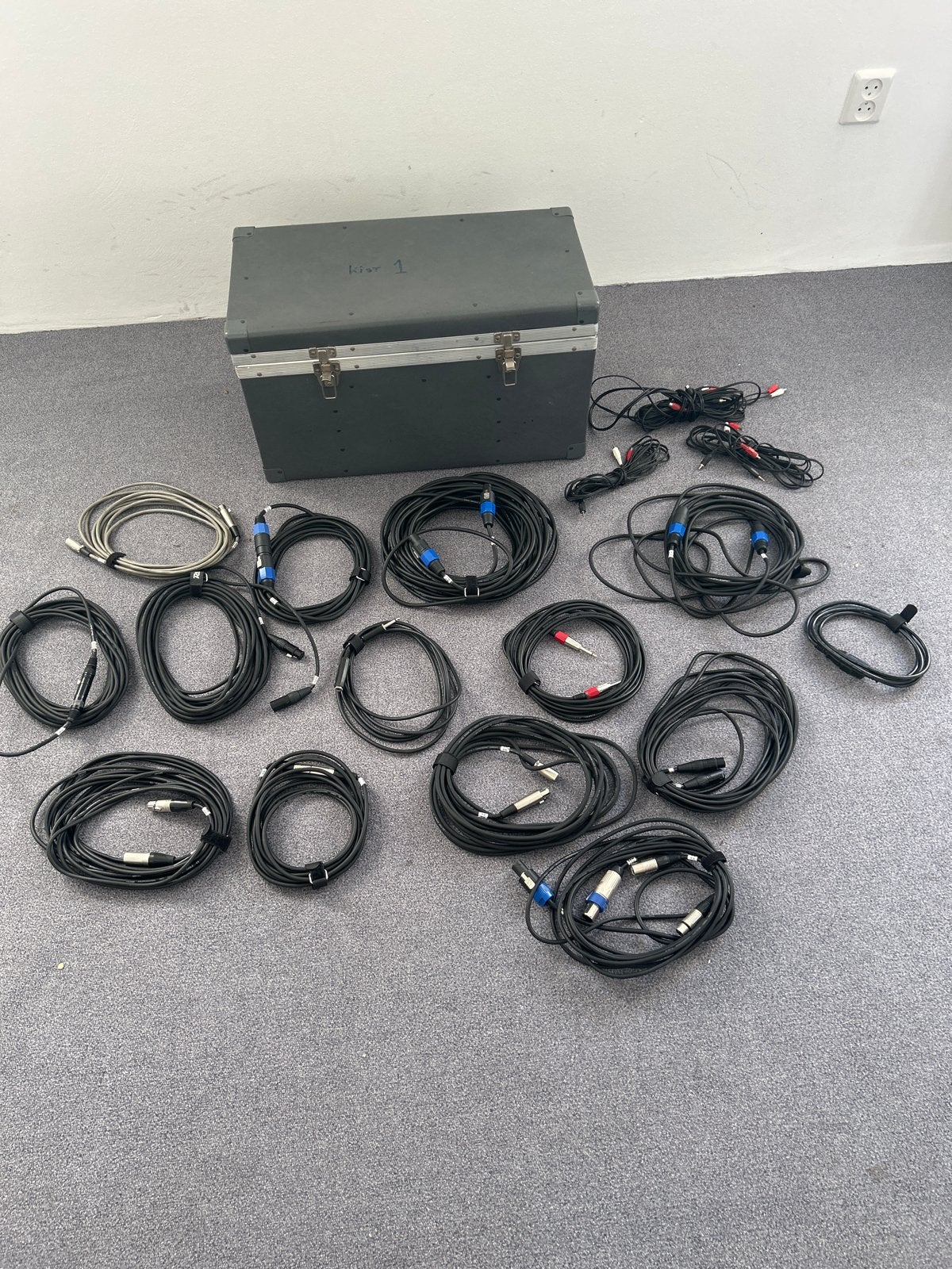 Grote partij diverse audiokabels met flightcase, Ophalen, Gebruikt, 10 meter of meer, Overige kabels