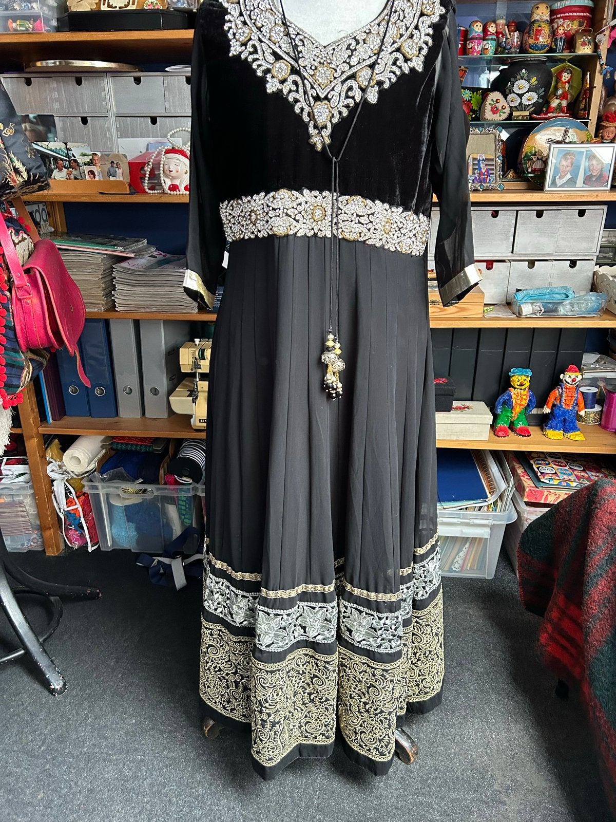 Feestelijke Zwarte India Jurk met Strass en Gouddraad, Kleding | Dames, Galajurk, Zwart, Maat 42/44 (L), Ophalen of Verzenden