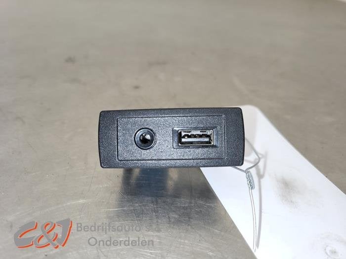 AUX/USB aansluiting van een Mercedes Vito, Gebruikt, -, Ophalen of Verzenden, -