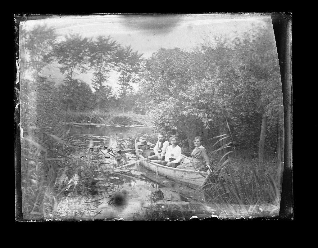 Glasnegatief familie in bootje (ca 1925), Verzenden, Foto, Zo goed als nieuw, Voor 1940
