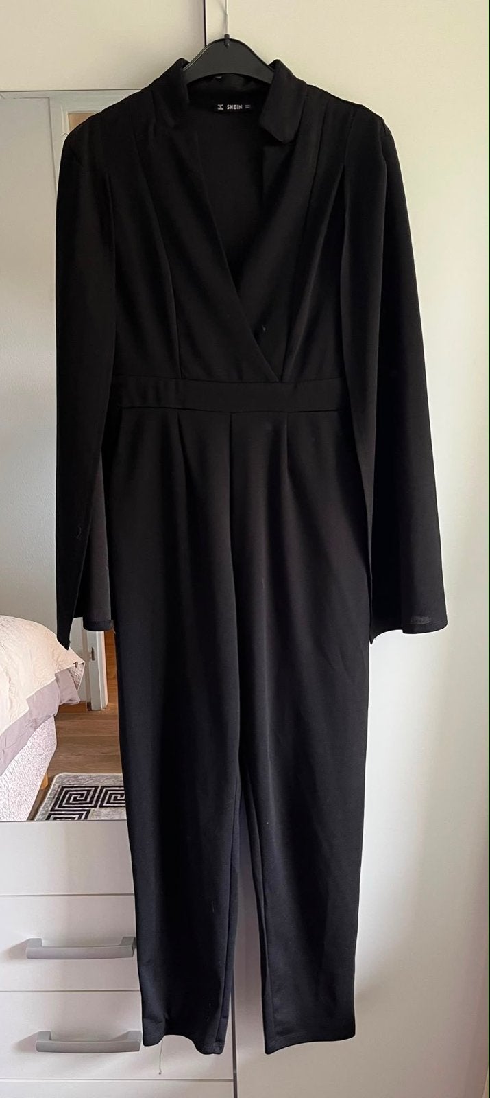 Zwarte luxe jumpsuit met vast gestikte cape - Maat L, Kleding | Dames, Ophalen of Verzenden, Gedragen, Maat 42/44 (L), Zwart