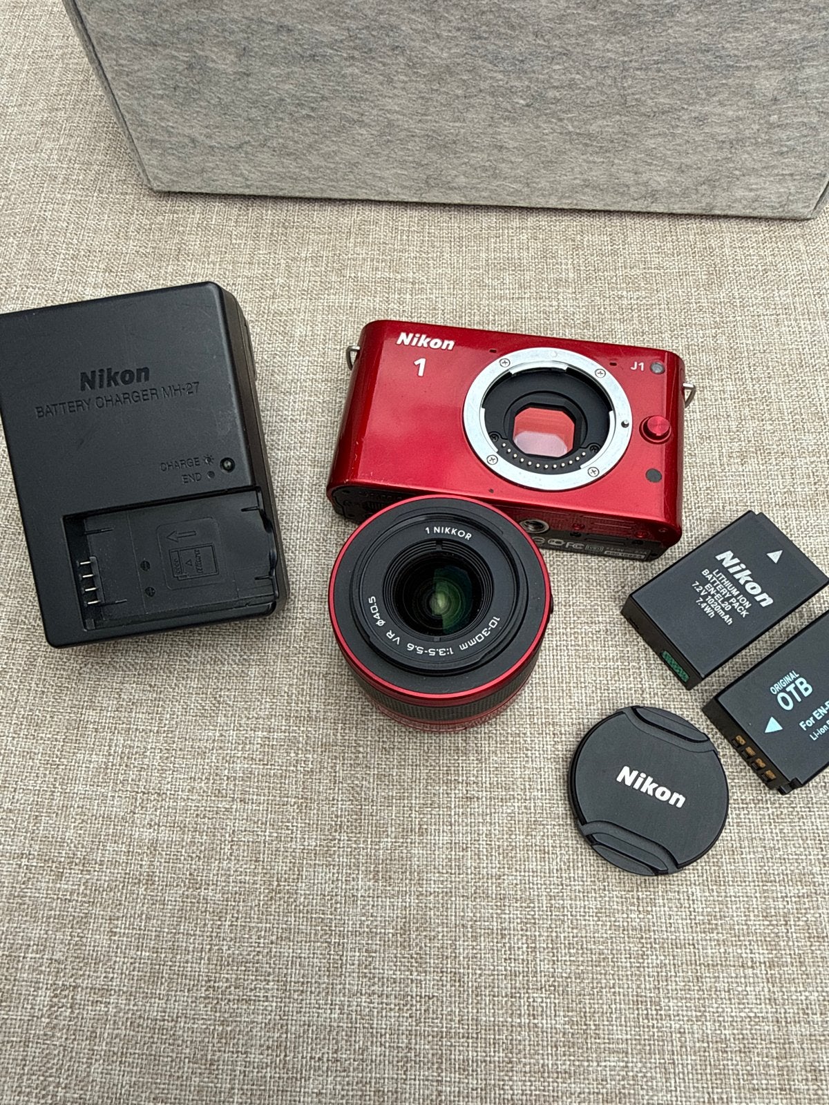Nikon 1 J1 Systeemcamera met 1 NIKKOR 10-30mm lens, Gebruikt, Beeldstabilisatie, Ophalen of Verzenden, Accu