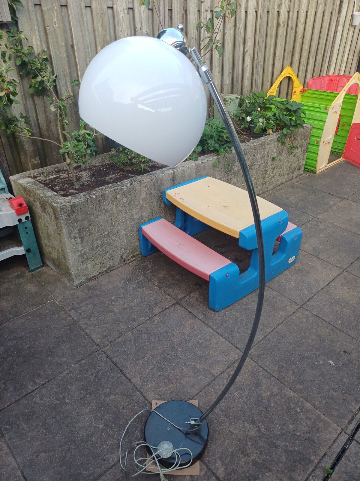 Vintage Booglamp met Witte Bolkap, Huis en Inrichting, Lampen | Vloerlampen, Ophalen, Gebruikt, E27 (groot), Metaal