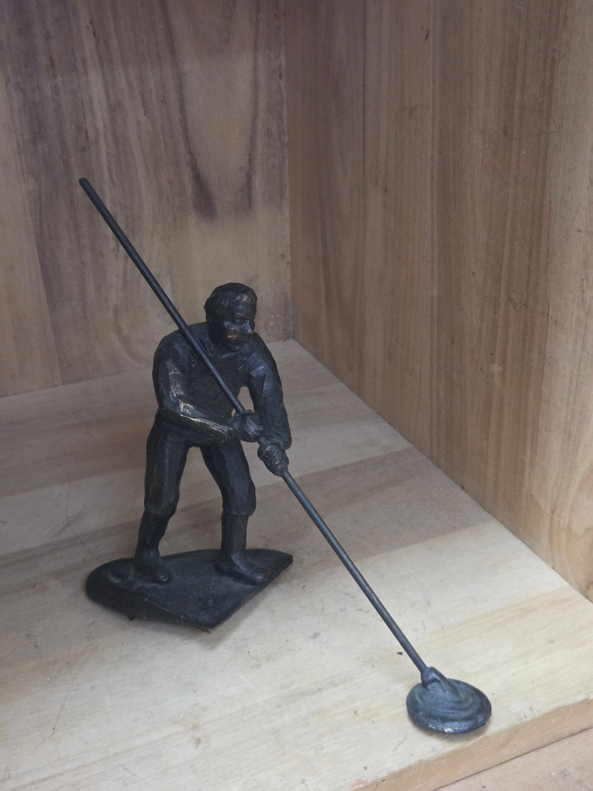 Bronzen beeldje van man met stok/gereedschap, Ophalen of Verzenden, Brons
