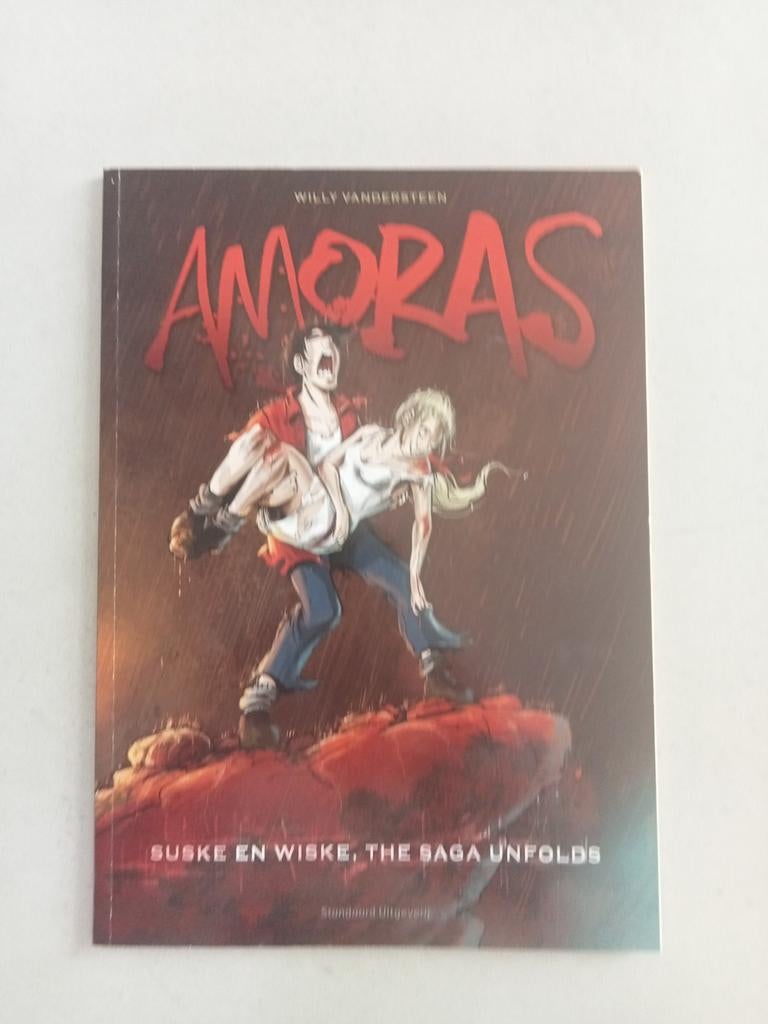 Amoras: Suske en Wiske, The Saga Unfolds - Willy Vandersteen, Boeken, Eén stripboek, Ophalen of Verzenden, Zo goed als nieuw, Willy Vandersteen