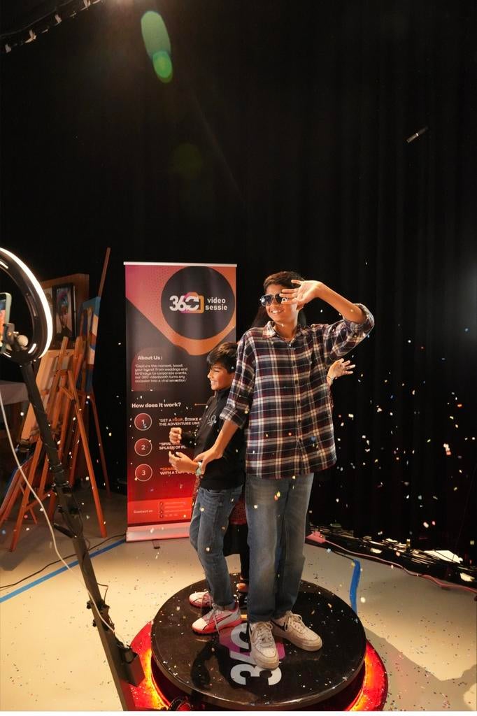 360 videobooth / photobooth te huur vanaf €200, Hobby en Vrije tijd, Feestartikelen | Verhuur, Ophalen of Verzenden, Nieuw, Geboorte of Huwelijk
