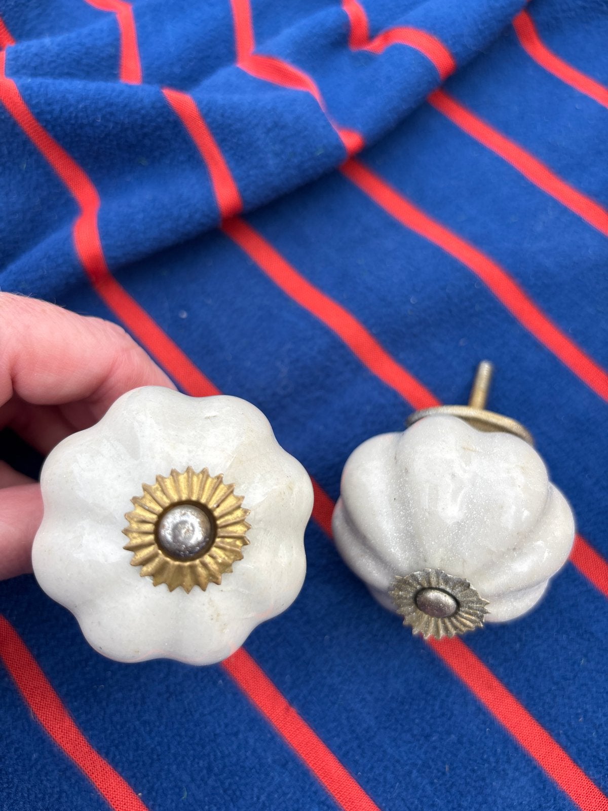 Set van 2 Witte Keramische Kastknoppen met Gouden Details, Ophalen of Verzenden, Gebruikt