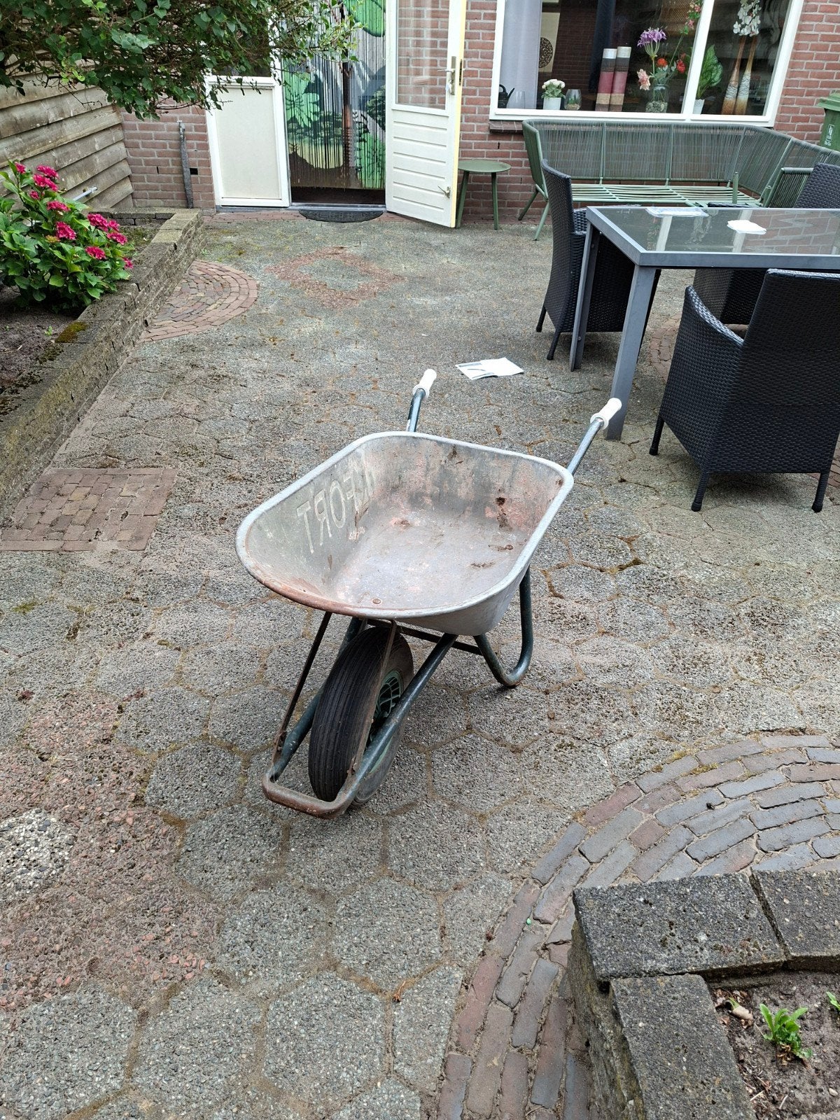 Fort kruiwagen - band moet af en toe opgepompt worden, Ophalen