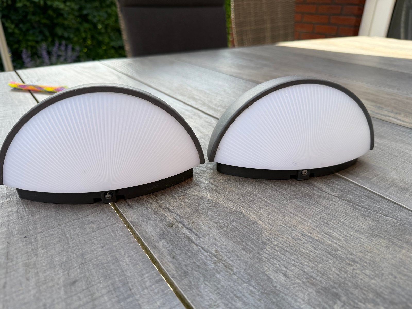 Philips buitenlampen (2 stuks) - IP44 waterbestendig, Kunststof, Gebruikt, Minder dan 50 watt, Wandlamp