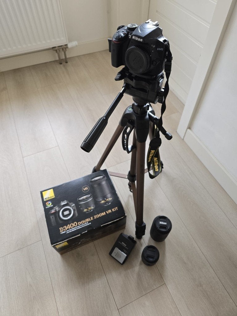 Nikon D3400 Double Zoom VR Kit + Hama Tripod, Audio, Tv en Foto, Fotocamera's Digitaal, Gebruikt, Spiegelreflex, Ophalen of Verzenden