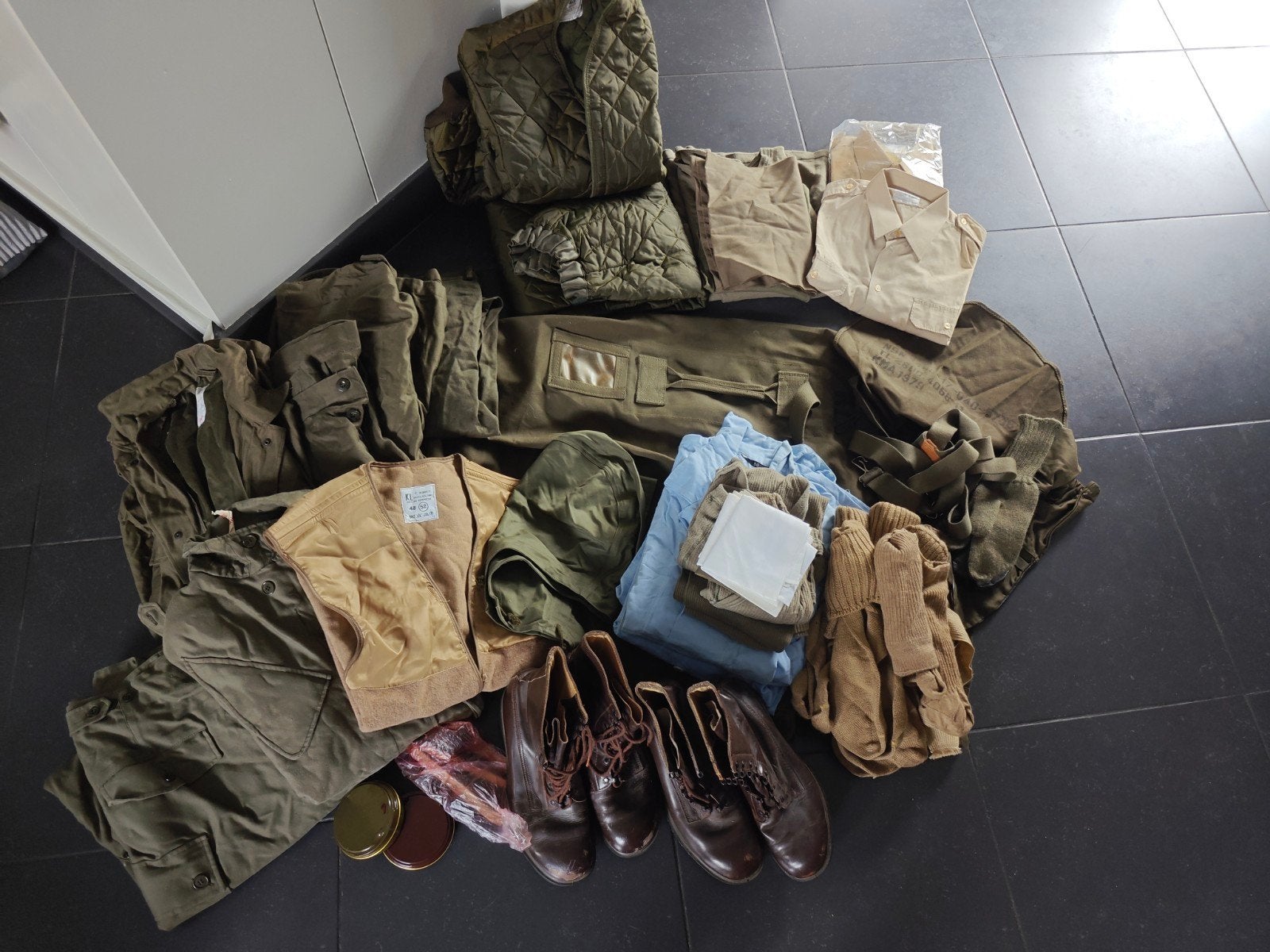 Enorm pakket Militaire kleding  en diverse items, Ophalen of Verzenden, Landmacht, Nederland