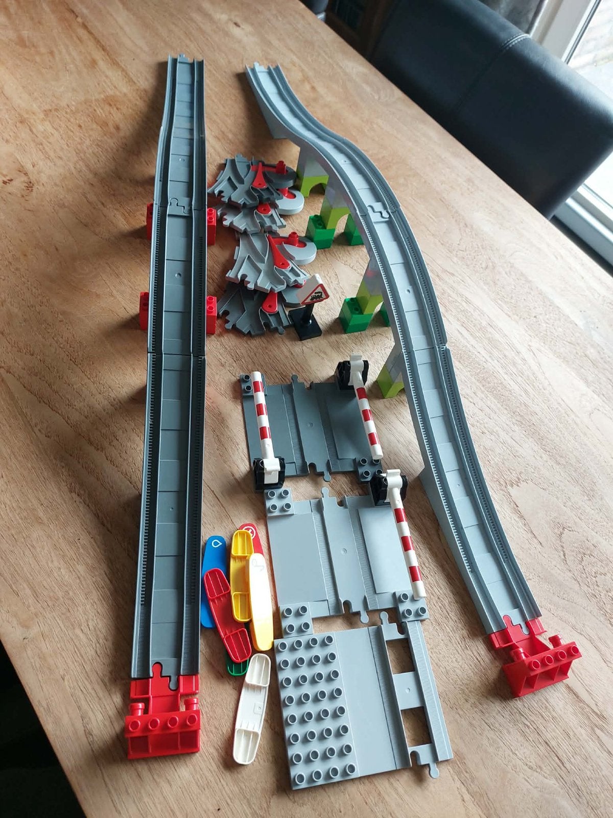Lego Duplo treinbaan met 2 elektrische locomotieven, Kinderen en Baby's, Speelgoed | Duplo en Lego, Ophalen, Gebruikt, Overige thema's