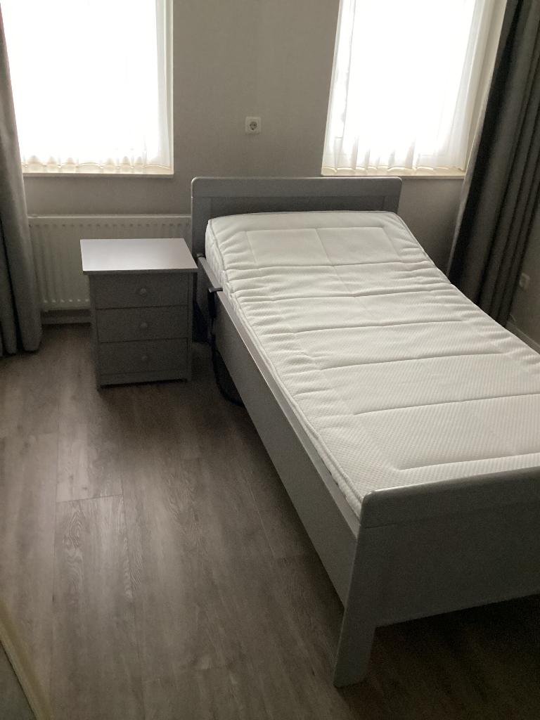 Elektrisch verstelbaar seniorenbed 100 x 200 cm nachtkastje, Ophalen, Zie foto, Eenpersoons, Zo goed als nieuw