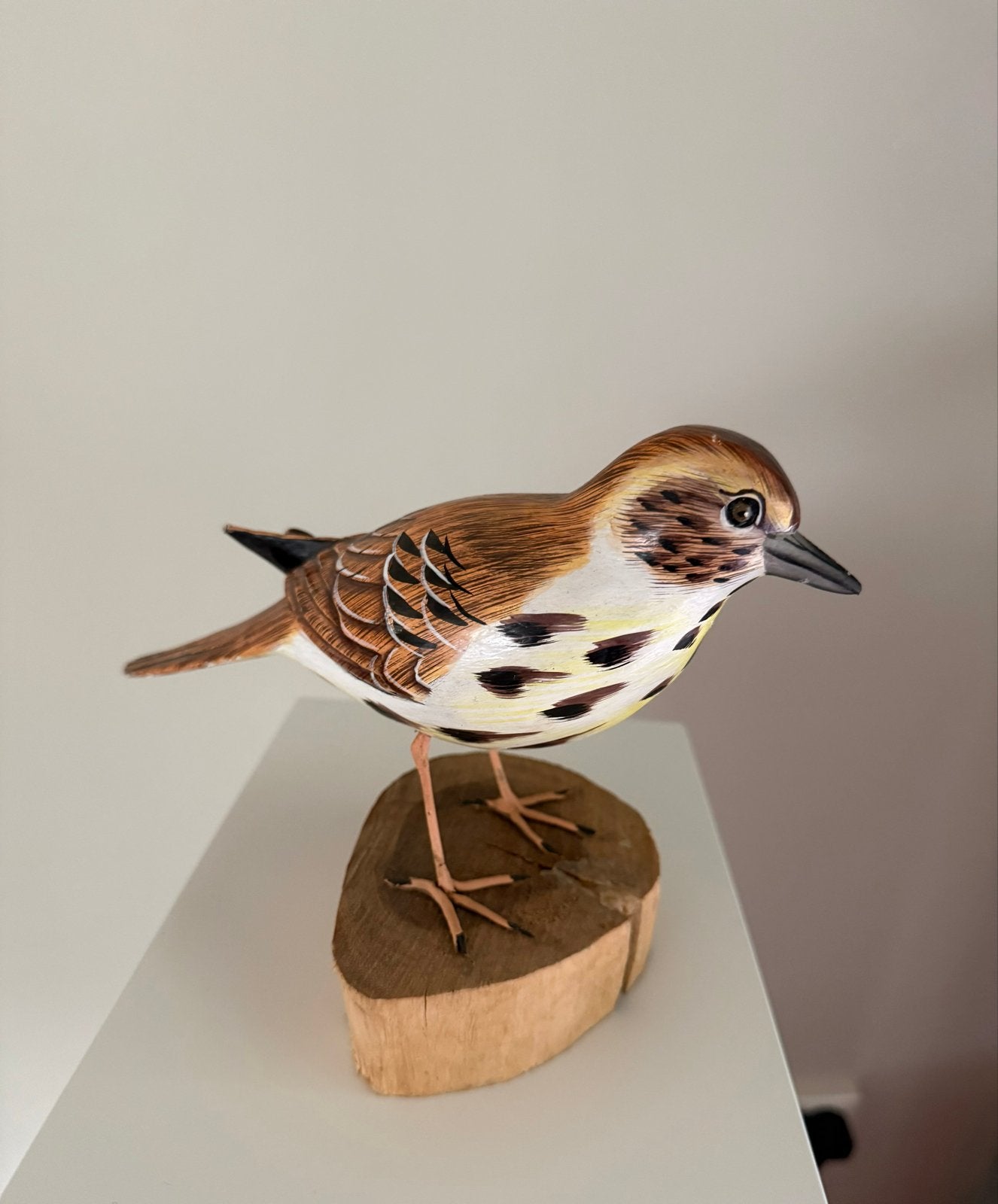 Prachtige handgesneden Zanglijster op houten sokkel 17 cm h, Houtsnijwerk, Minder dan 20 cm, Ophalen of Verzenden, Hout