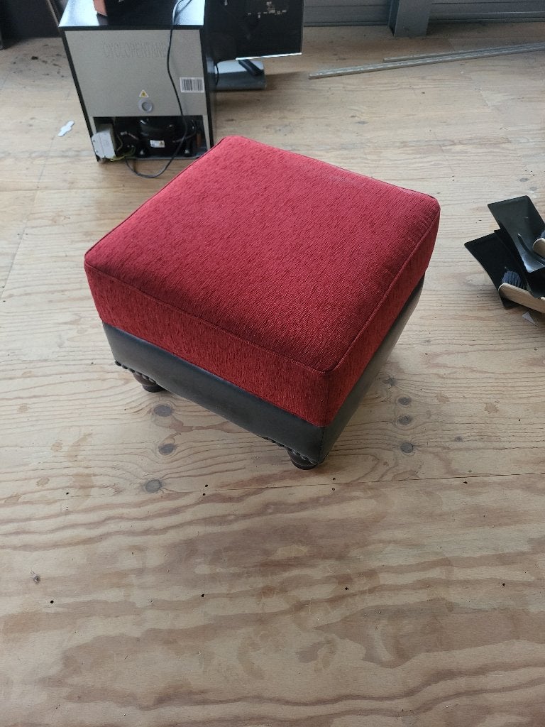Mooie poef, stof en leer, Ophalen of Verzenden, Zo goed als nieuw, Hout, 50 tot 75 cm