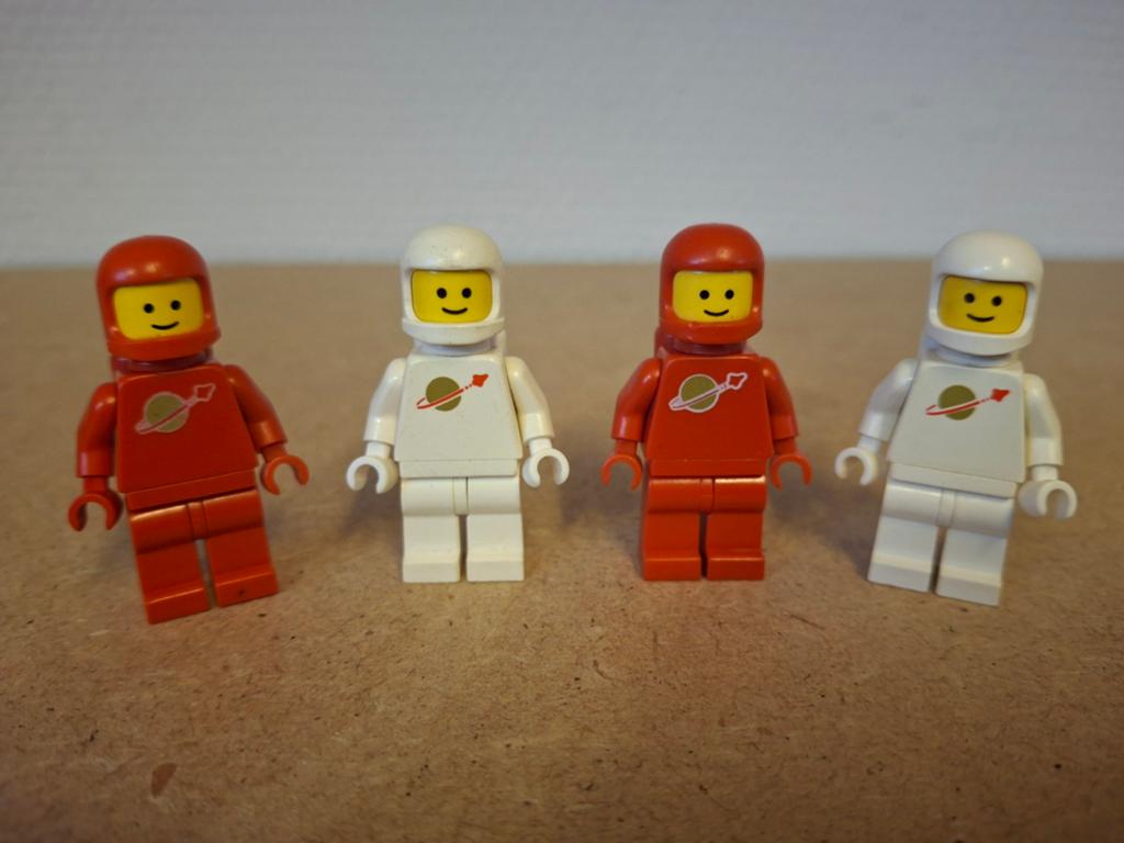 Lego 6970 Beta-1 Command Base. Jaren 80 Classic Space, Lego, Info@lego.com, 33 Bath Road, Slough, UK, Lego
