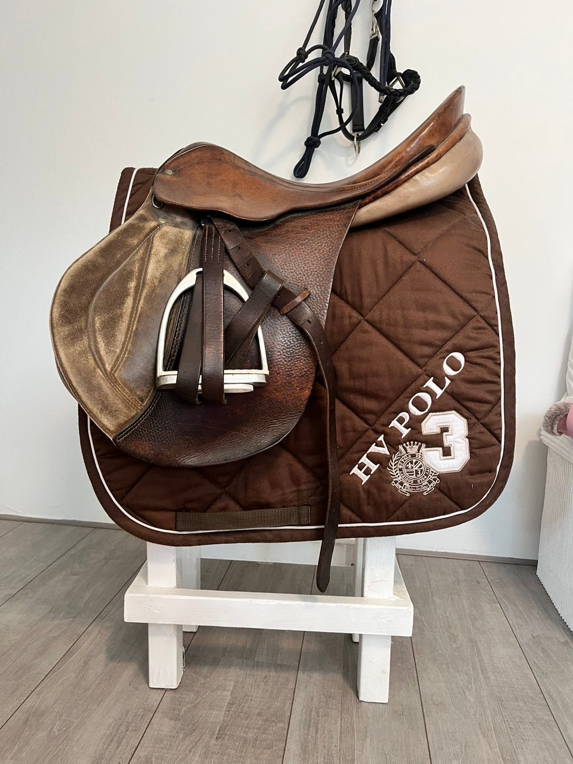 Zadel kruk/ paarden decoratie, Ophalen, Zo goed als nieuw