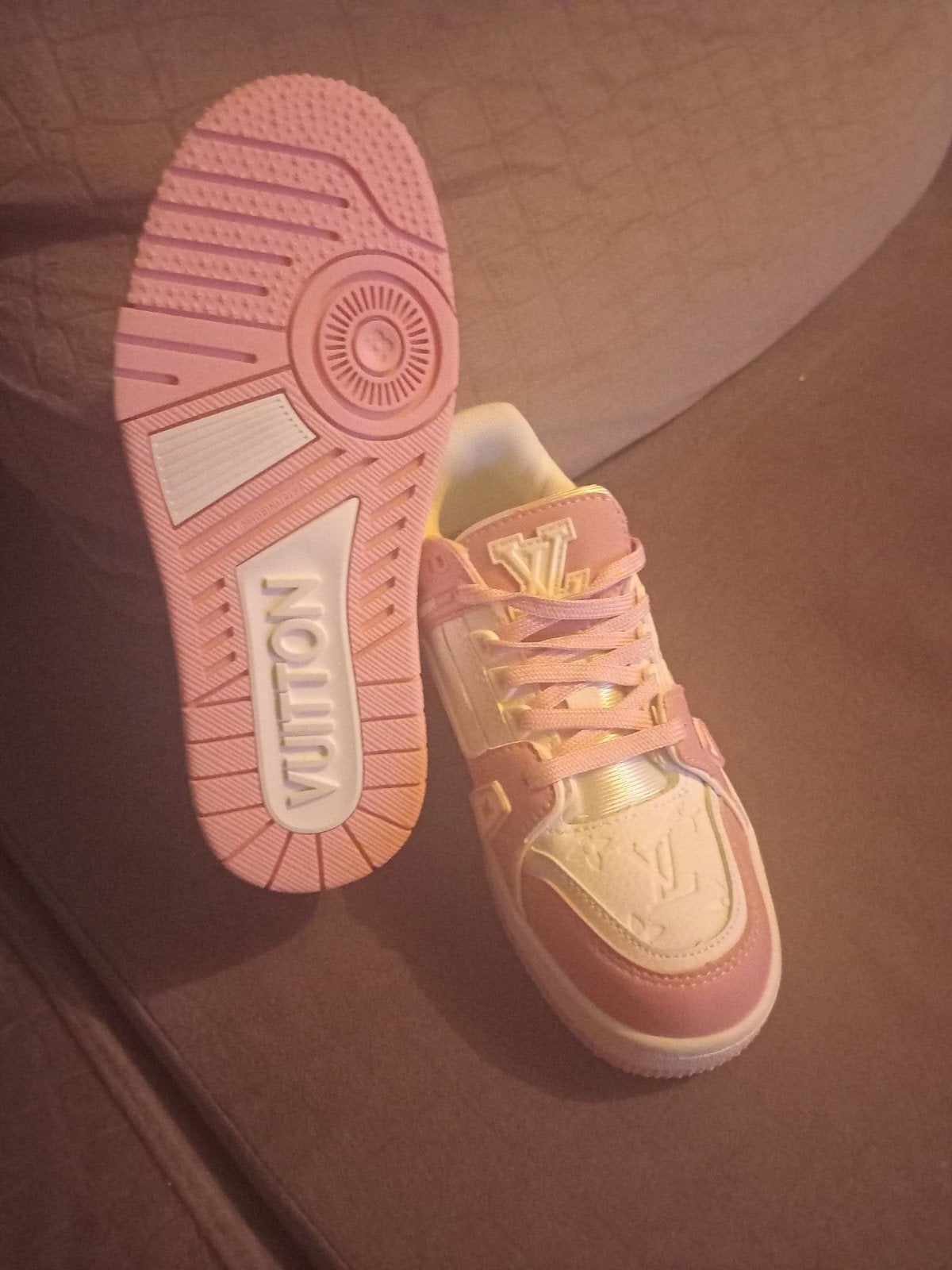 Nieuwe roze Louis Vuitton sneakers - Maat 35, Ophalen of Verzenden, Sneakers of Gympen, Roze, Louis Vuitton