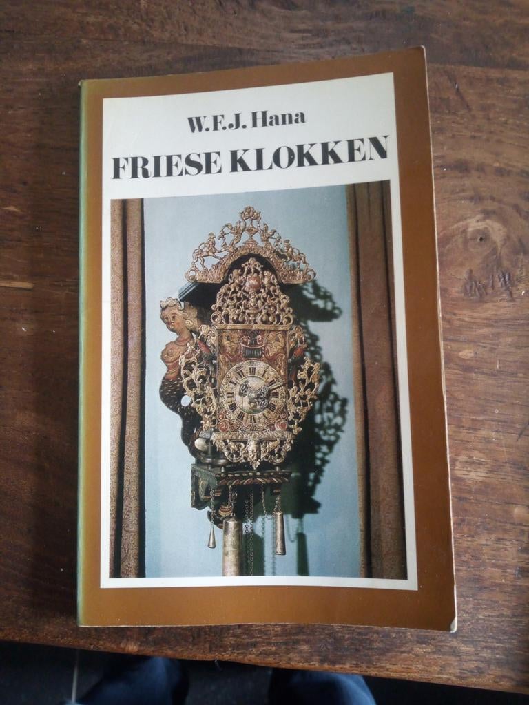 Friese Klokken - W.E.J. Hana - Boek over Friese horloges, Boeken, Ophalen of Verzenden, Gelezen, W.E.J. Hana