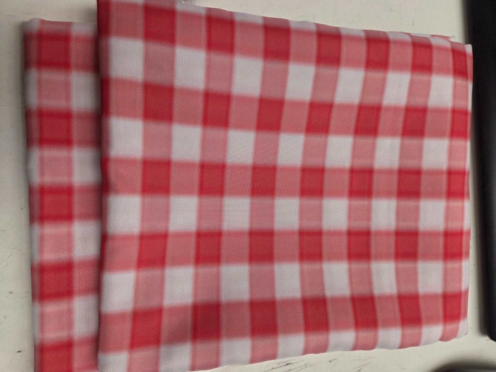 Rood-wit geruit tafelkleed 140 x 220 cm, Huis en Inrichting, Nieuw, Ophalen of Verzenden, Afwasbaar, Meerkleurig