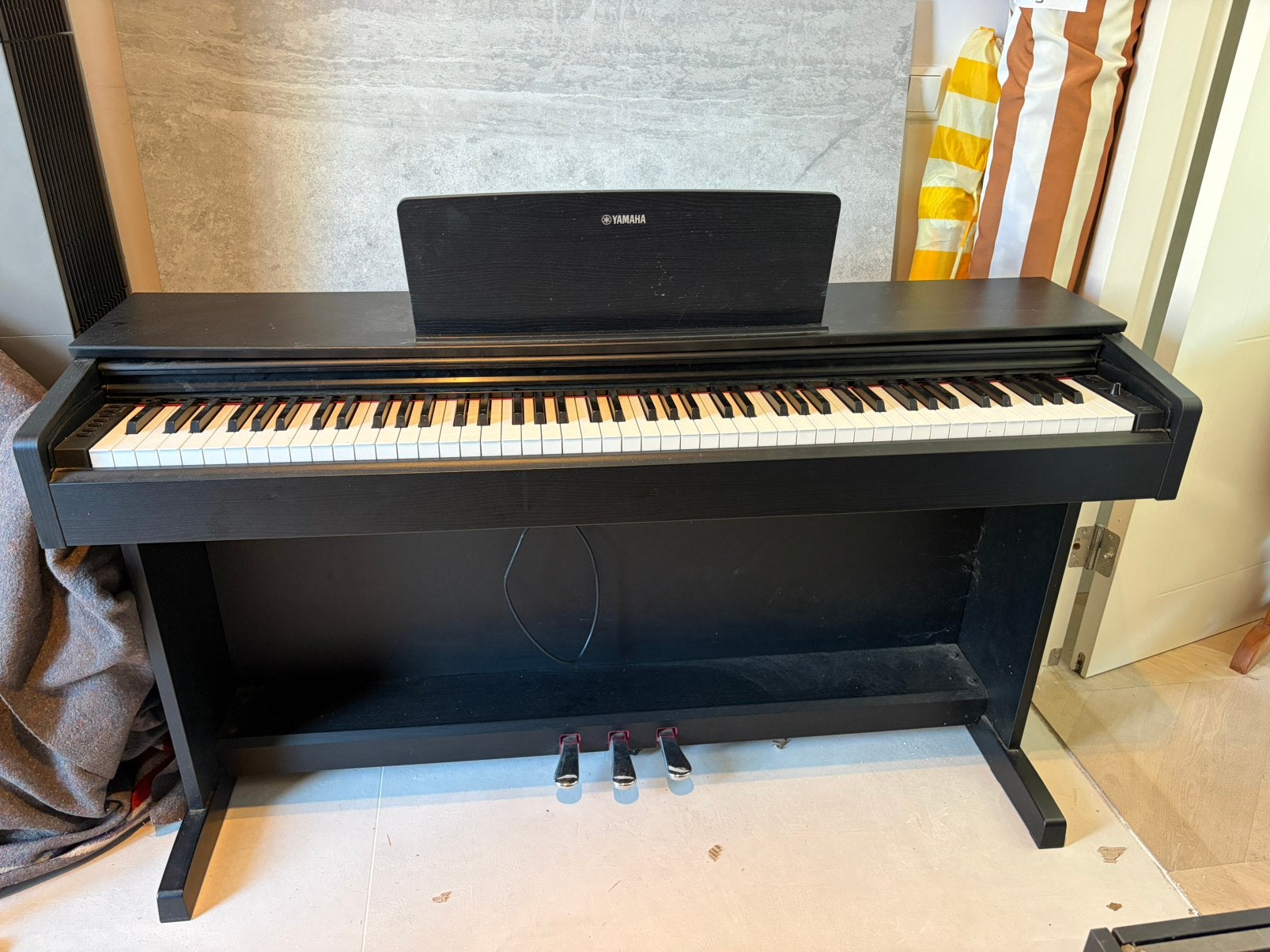 Yamaha Arius YDP-143B digitale piano – 88 gewogen toetsen, Muziek en Instrumenten, Ophalen, Zo goed als nieuw, Zwart
