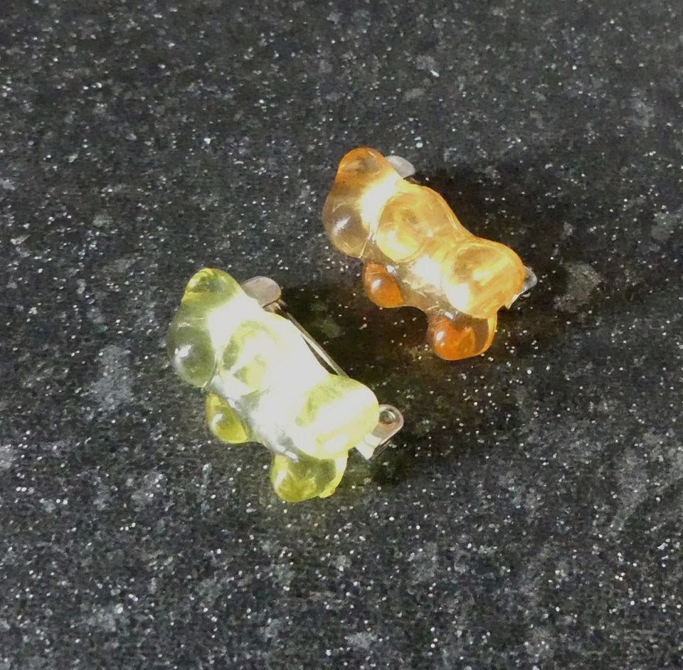 Gummibeertjes pins goudbeertjes speldjes geel en oranje, Verzamelen, Speldjes, Pins en Buttons, Ophalen of Verzenden, Gebruikt