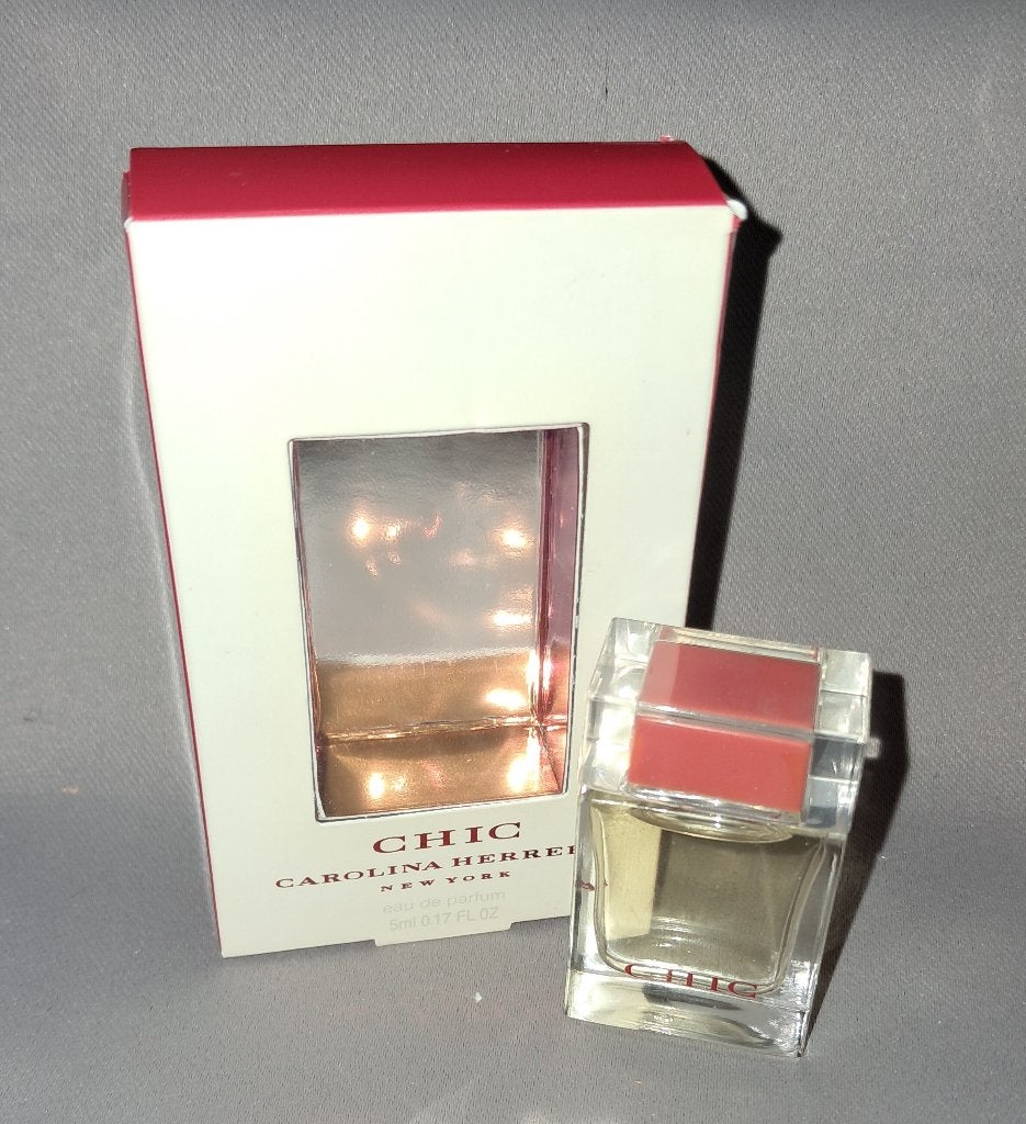 Volle parfum mini Carolina herrera Chic + Doosje, Ophalen of Verzenden, Zo goed als nieuw, Miniatuur, Gevuld
