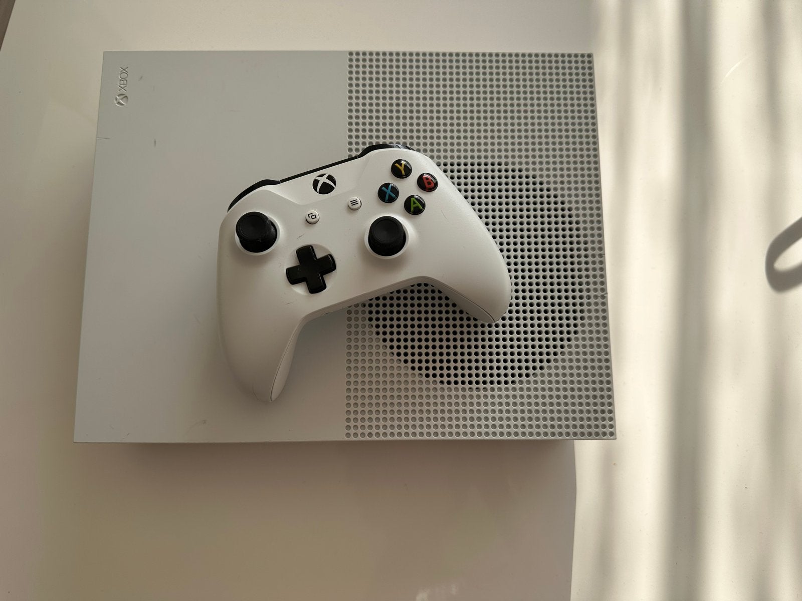 Xbox One S 1tb met controller en oplaadbare batterij, 1 speler, Ophalen, Zo goed als nieuw, Vanaf 3 jaar