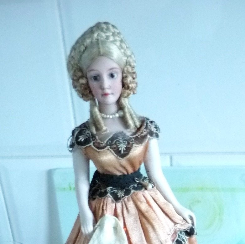 ZELDZAME HALF DOLL MARIE ANTOINETTE MET ZAKDOEK EN EAU DE CO, Antiek en Kunst, Ophalen of Verzenden
