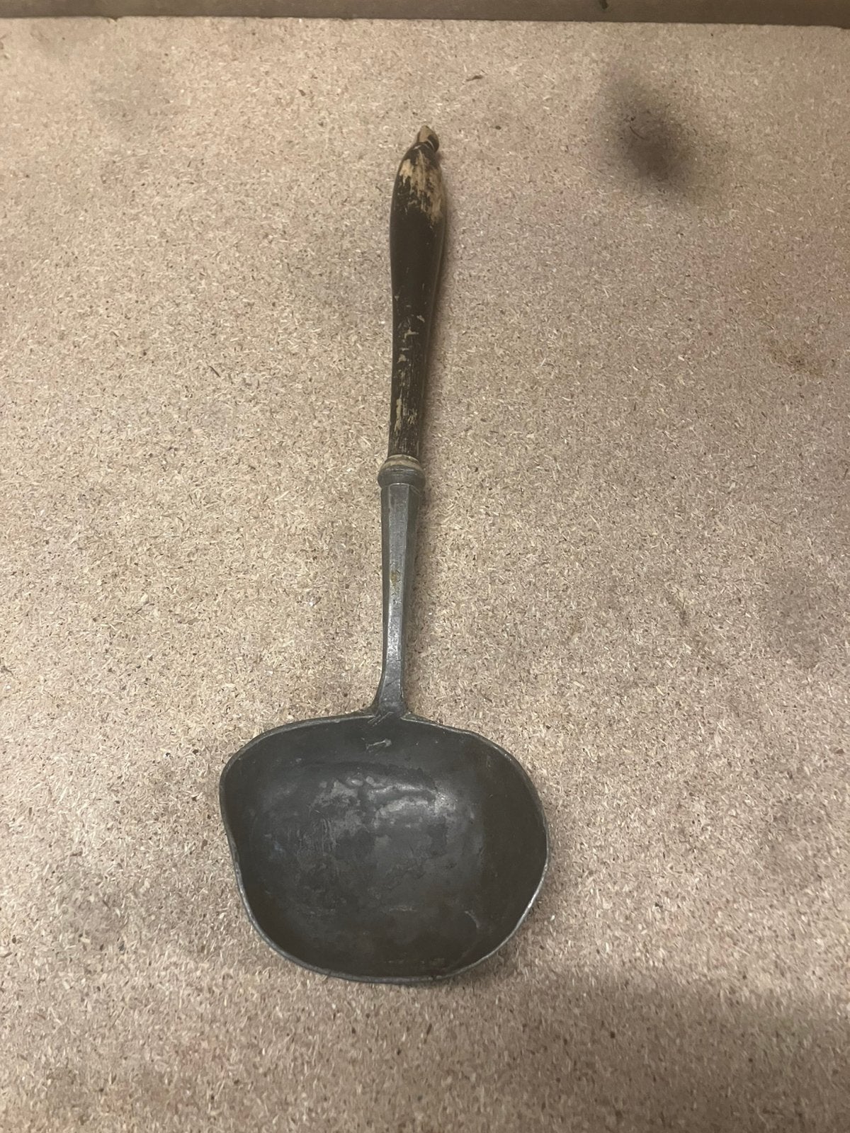Mooie oude soeplepel 38 cm lang houten handvat, Ophalen of Verzenden