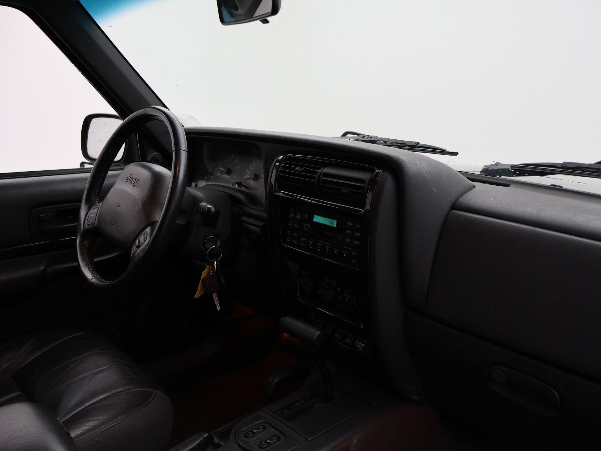 Jeep Cherokee 4.0i LPG-G3 4X4 AUT. LIMITED + LEDER | 3250 KG, Automaat, Gebruikt, Stoelverwarming, Zwart