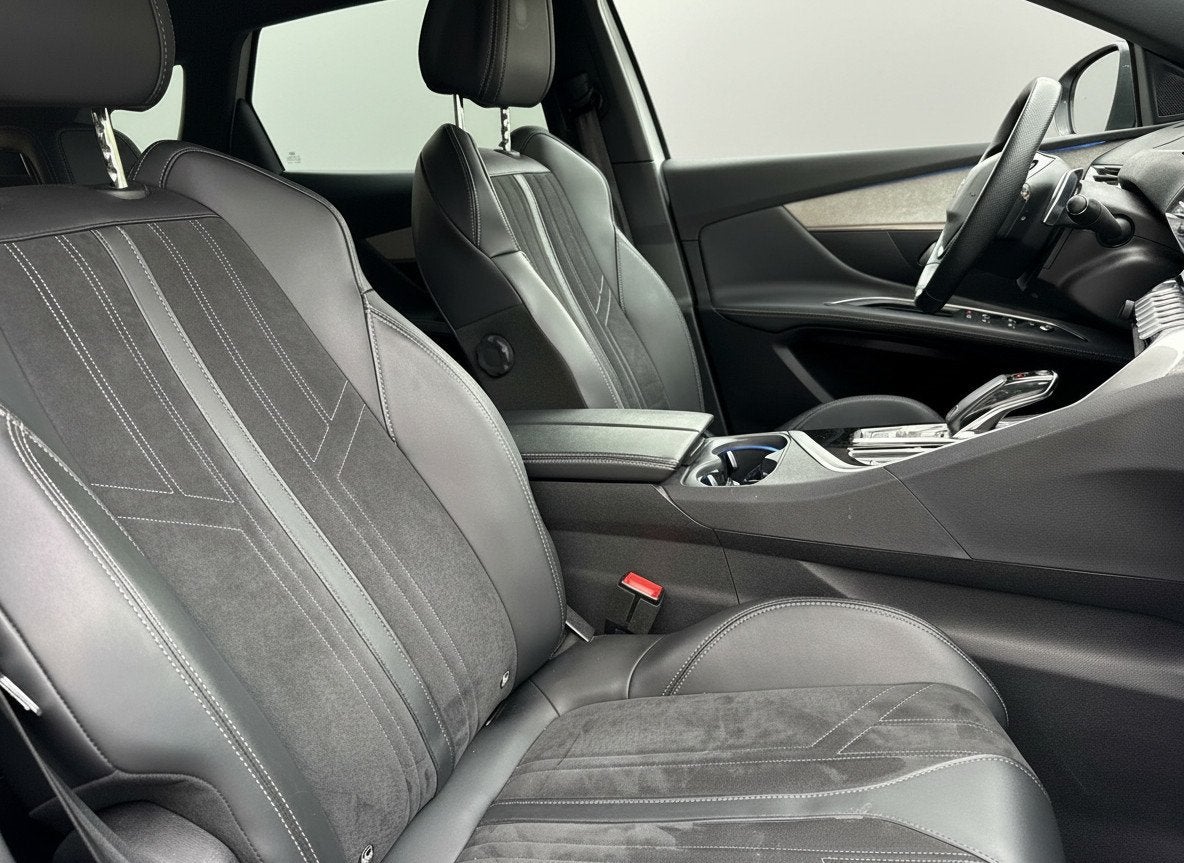 Peugeot 3008 130pk PT Aut. GT-line, Camera | Navi & CarPlay, Gebruikt, 1199 cc, Leder en Stof, Wit