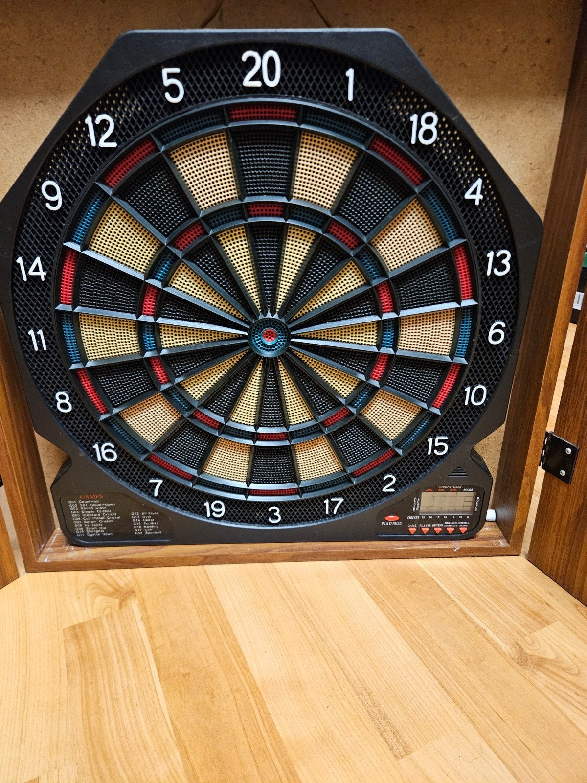 dartbord inclusief houten bekistinh, Ophalen of Verzenden, Zo goed als nieuw, Dartbord