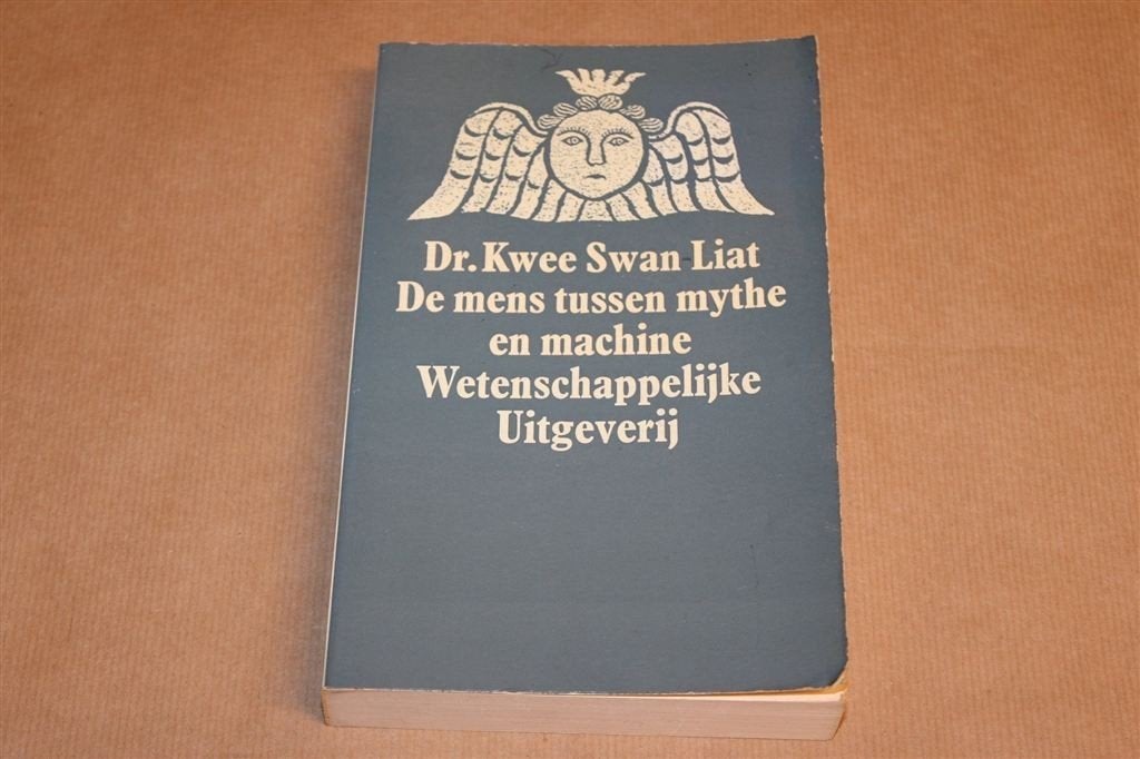 Mens tussen Mythe & Machine — Kwee Swan Liat 1974, Ophalen of Verzenden, Gelezen, Europa