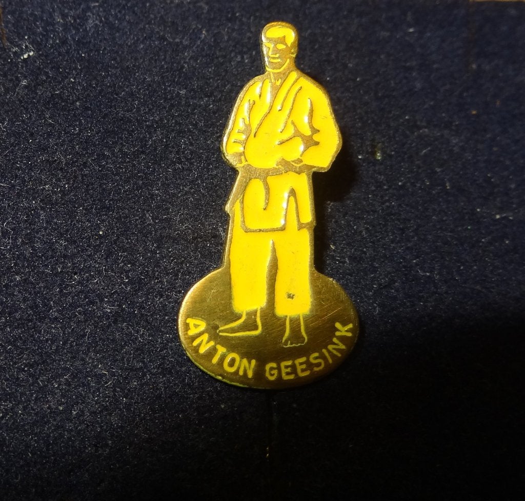 Anton Geesink staand Geel Speldje, Verzamelen, Ophalen of Verzenden, Gebruikt, Sport, Speldje of Pin