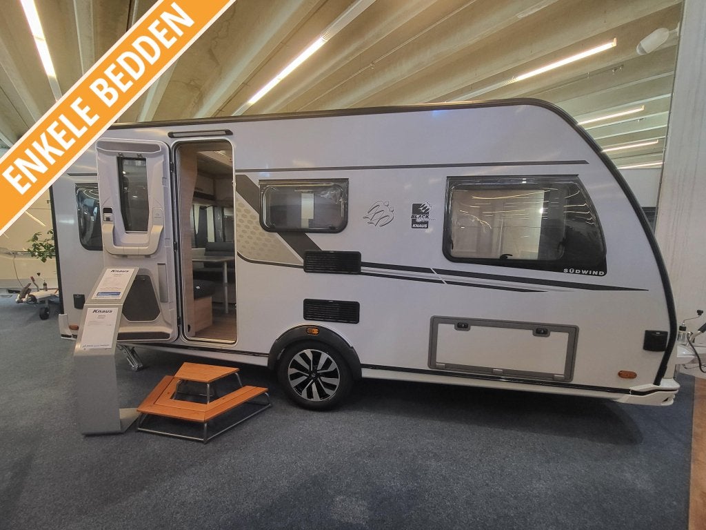 Knaus Sudwind Black Selection 460 EU; compleet af fabriek, Rondzit, Bedrijf, 5 tot 6 meter, Knaus