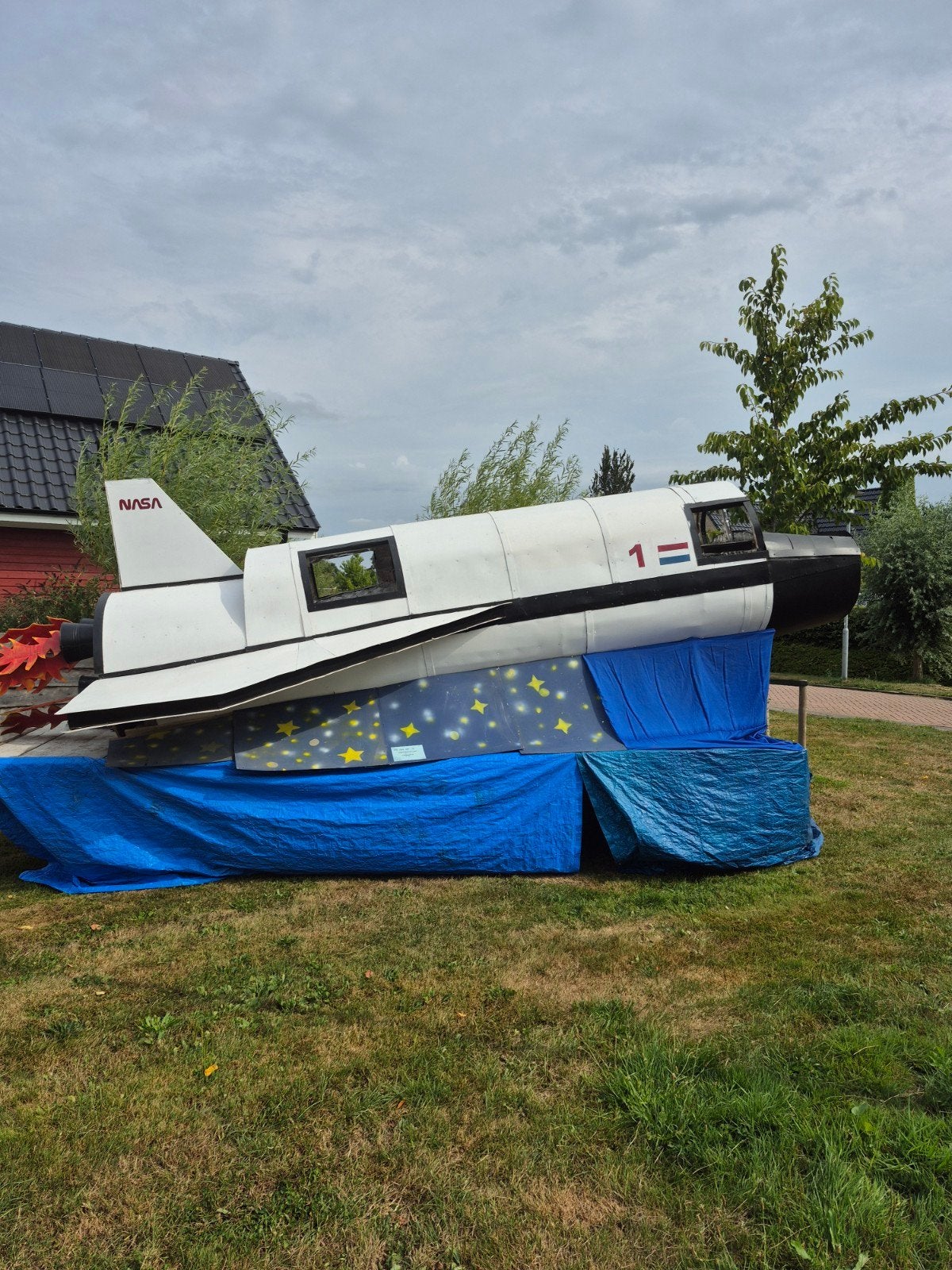 feestweek attributen ( verkeerstoren, spaceshuttle), Ophalen