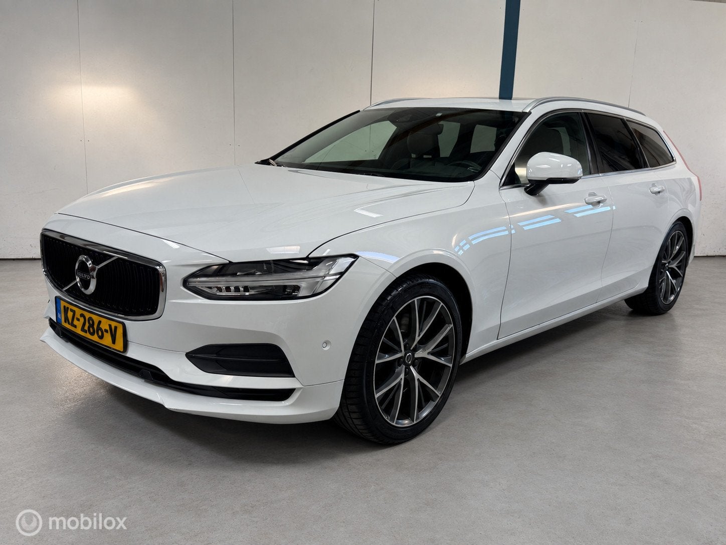 Volvo V90 2.0 T5 Momentum NL-AUTO / PANO / LEER, Auto's, 15 km/l, Euro 6, 1969 cc, Wit
