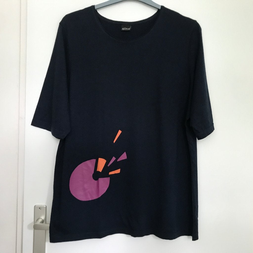 Aino Finland t shirt donkerblauw print maat XL scnadinavisch, Maat 46/48 (XL) of groter, Zo goed als nieuw, Korte mouw, Verzenden