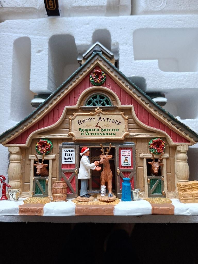 Lemax Happy Antlers Reindeer Shelter & Veterinarian, Ophalen of Verzenden, Zo goed als nieuw