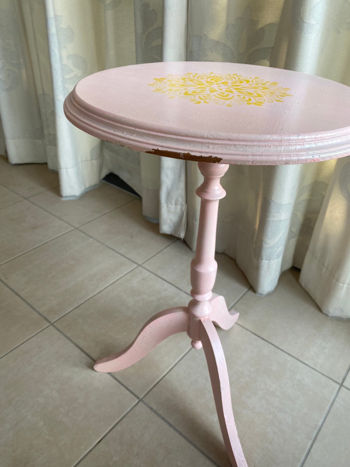 Roze bijzettafeltje, Huis en Inrichting, Tafels | Bijzettafels, Minder dan 55 cm, Gebruikt, Rond, Hout