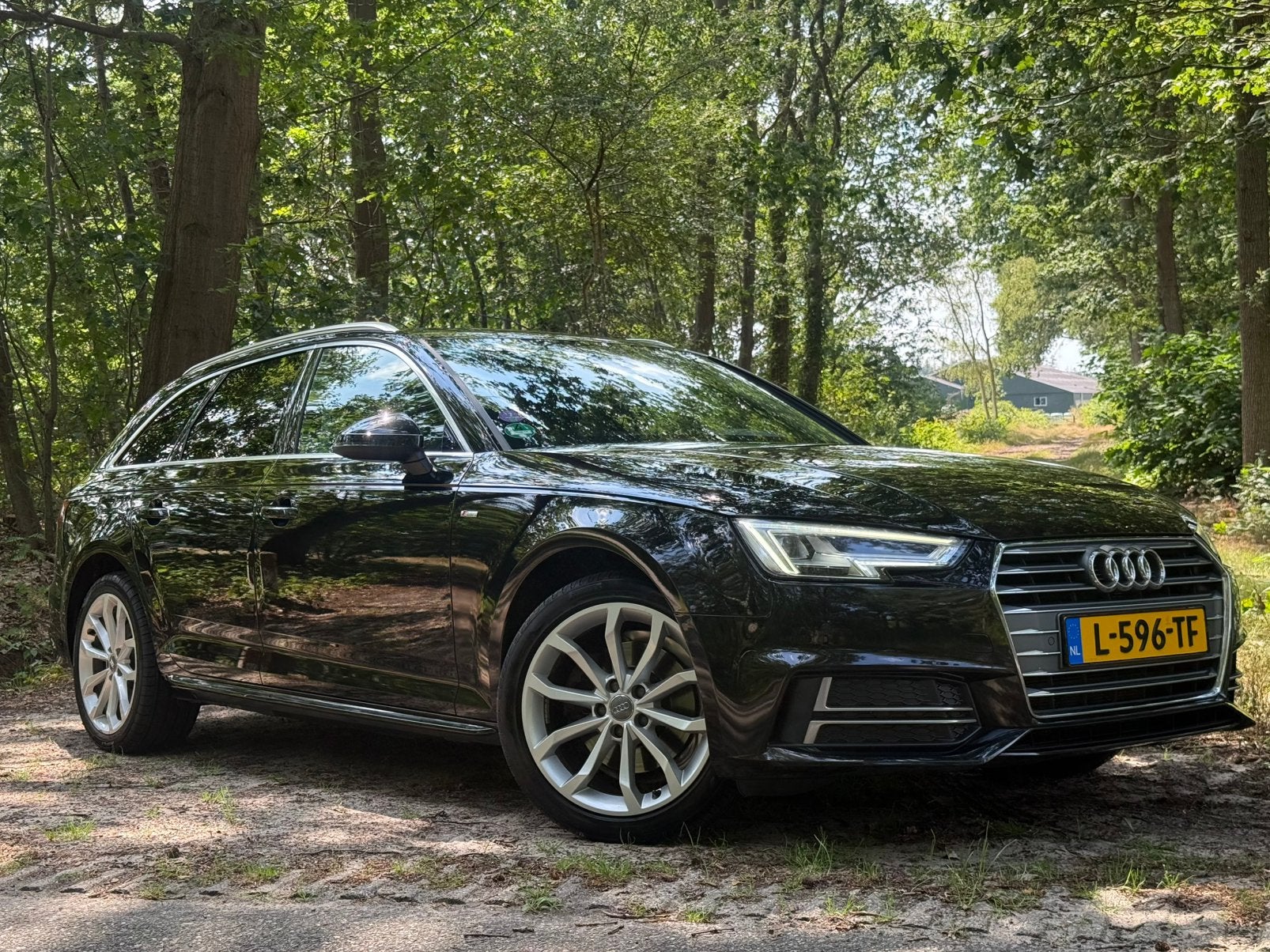 Audi A4 1.4 150pk S-line S Tronic digital dash! Trekhaak, Auto's, Audi, Stof, 4 cilinders, A4, Zwart