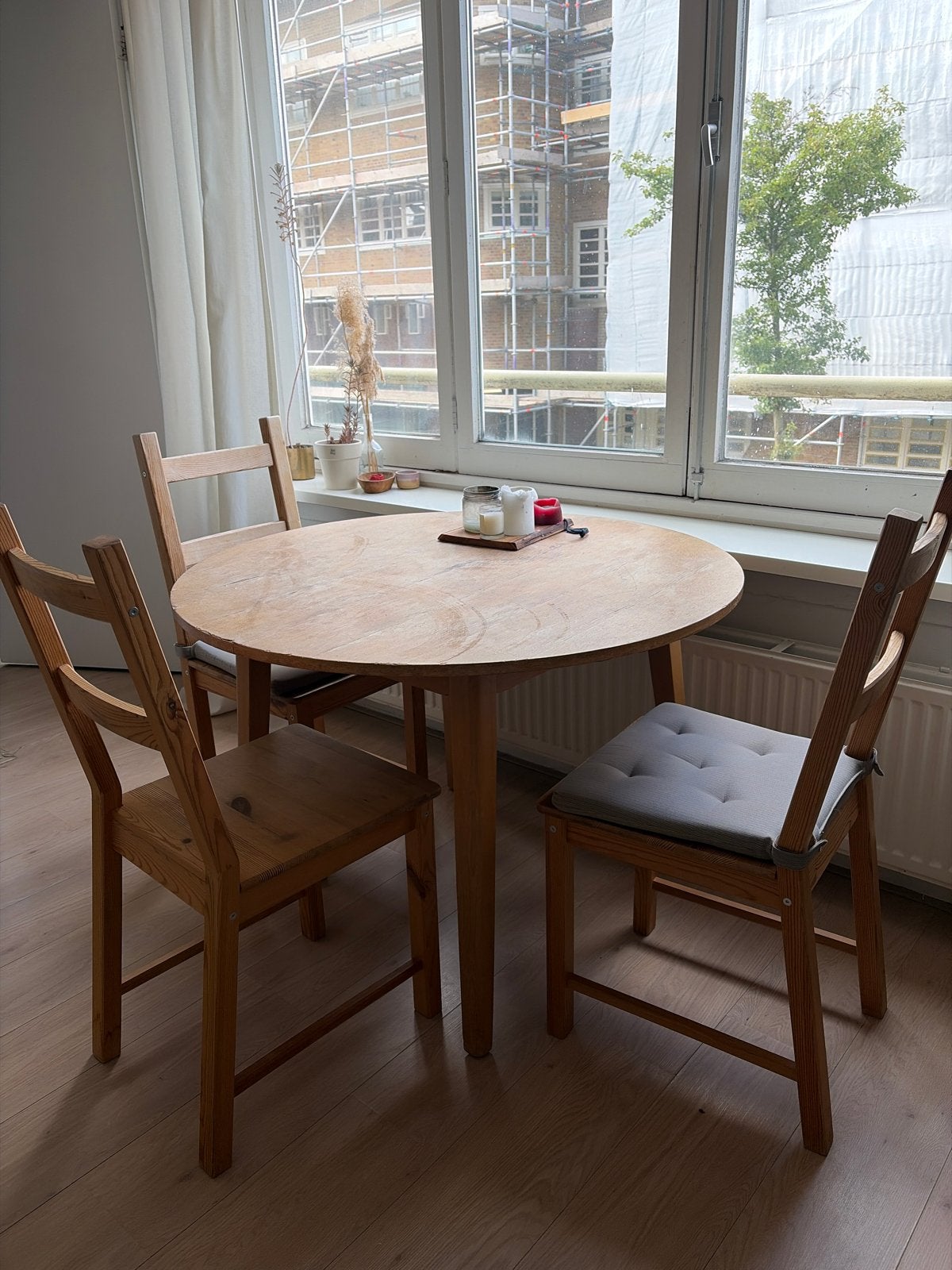 Ronde houten eettafel met 4 stoelen, Ophalen, Gebruikt, 100 tot 150 cm, Rond